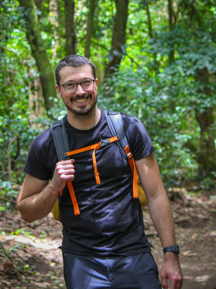 Maxime Dubé, fundador de PalVivo, de excursión por un sendero en el bosque